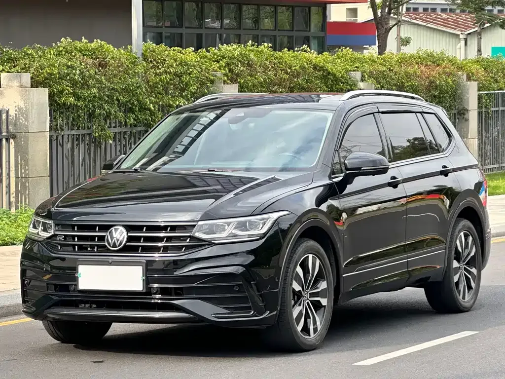Volkswagen Tiguan L — фото 1