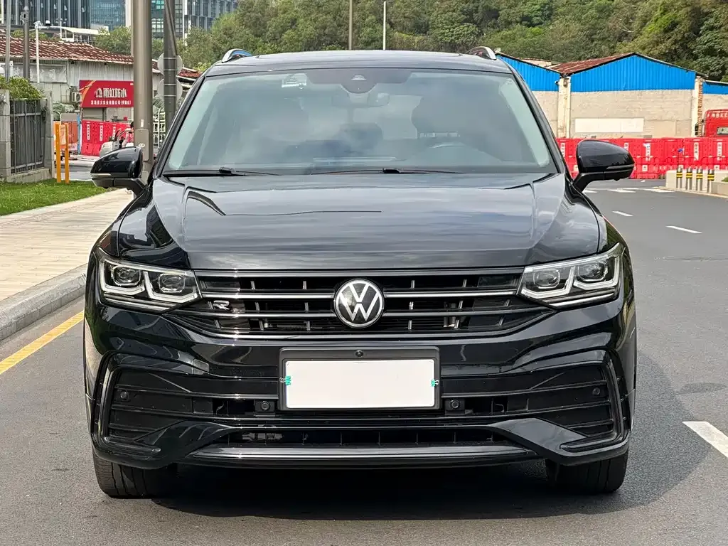 Volkswagen Tiguan L — фото 3