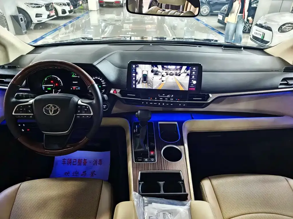 Toyota Granvia — фото 5