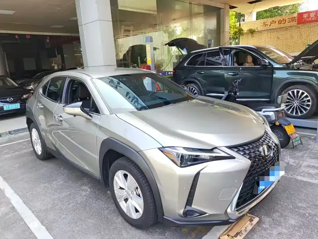 Lexus UX — фото 1
