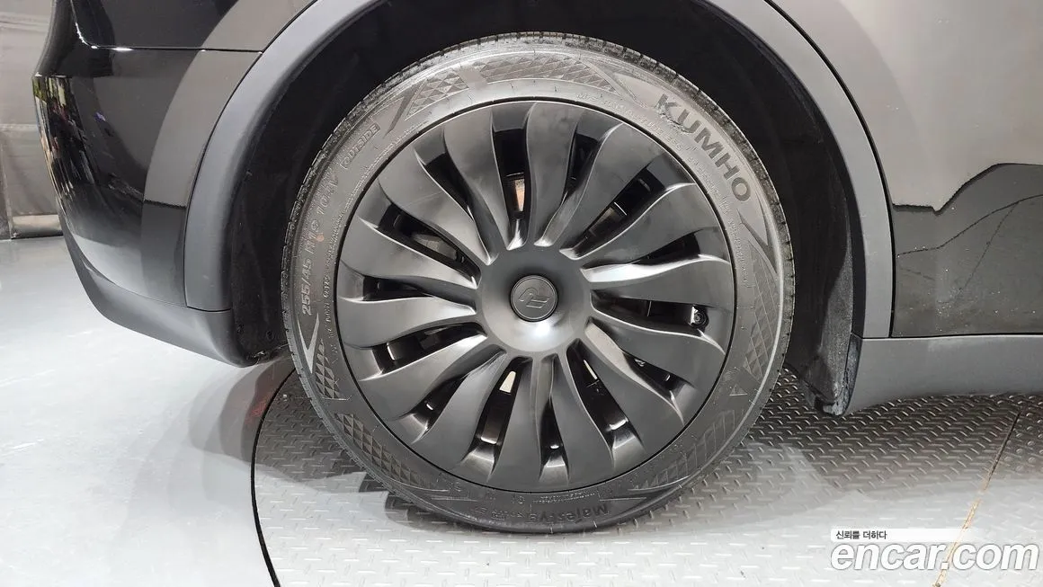 Tesla Model Y — фото 10