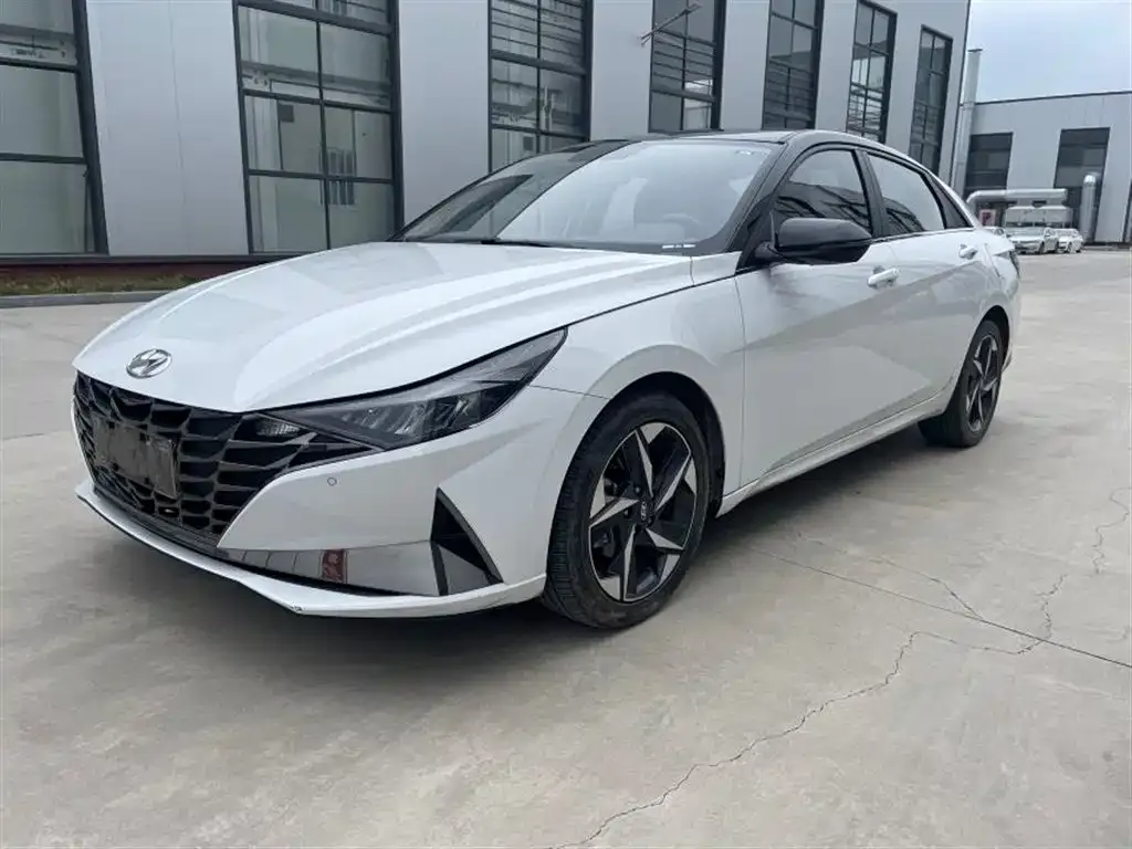 Hyundai Elantra — фото 1