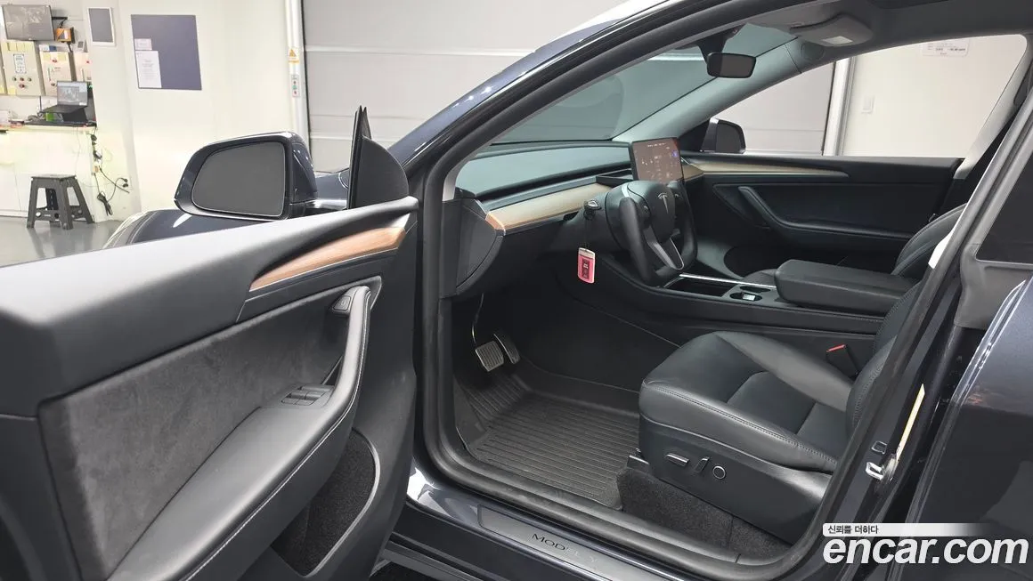 Tesla Model Y — фото 10