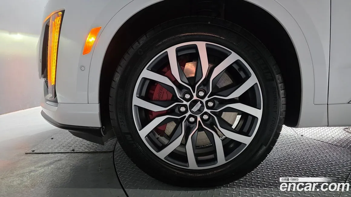 Cadillac XT6 — фото 10
