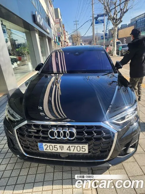 Audi A8 — фото 1
