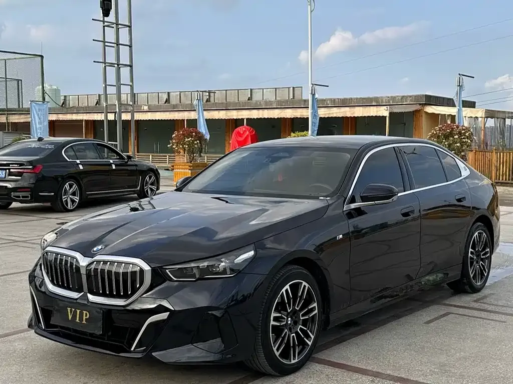 BMW 5 Series — фото 1