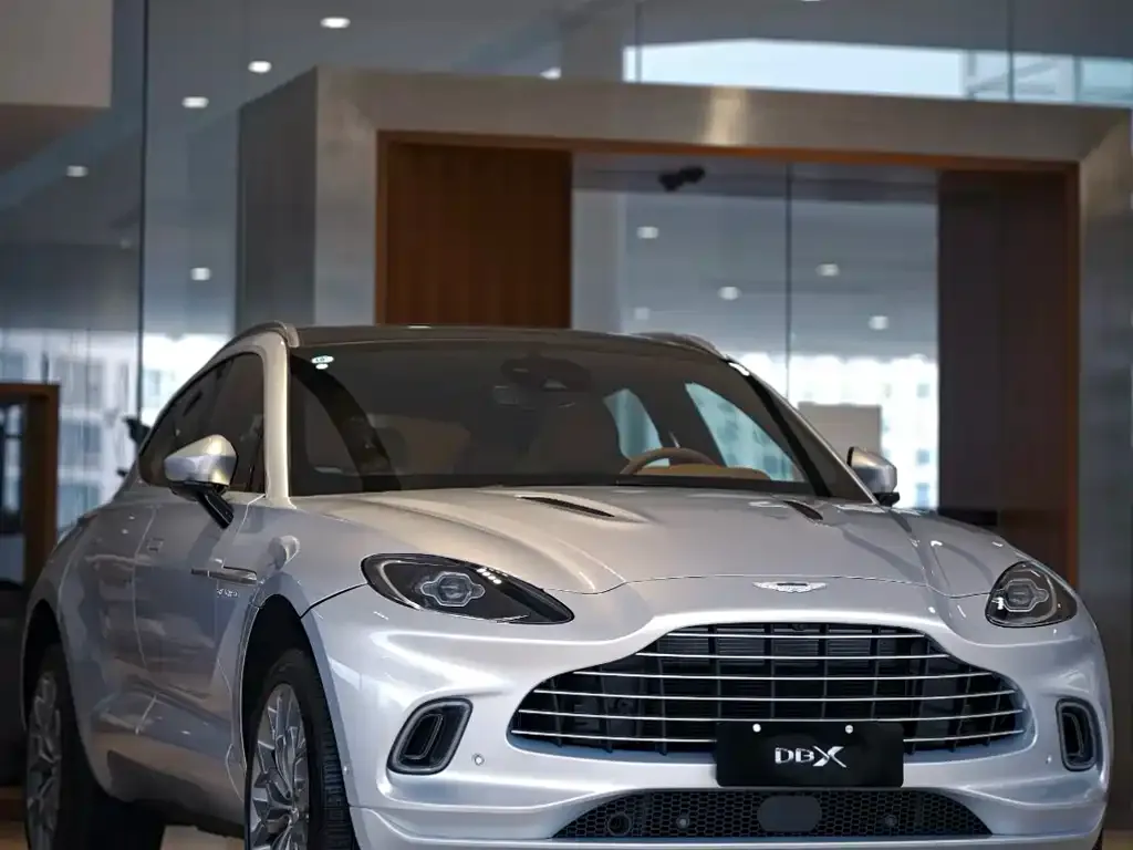 Aston Martin DBX — фото 1