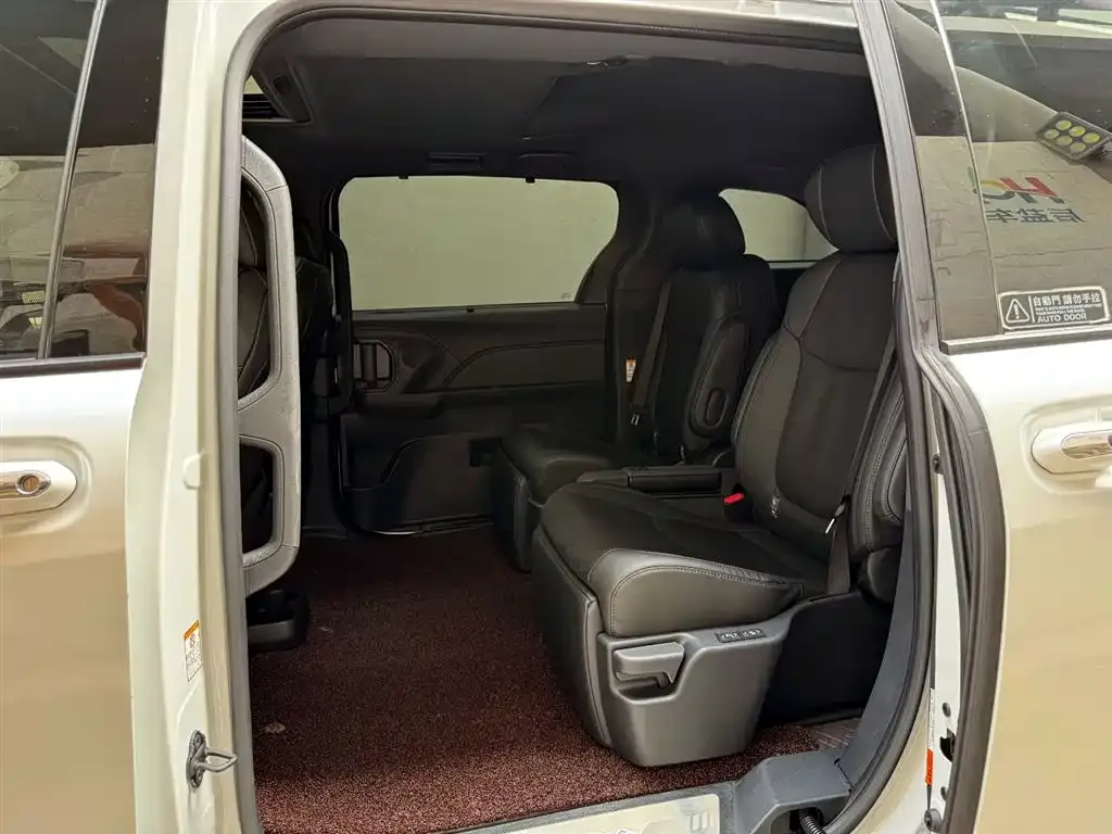 Toyota Sienna — фото 3
