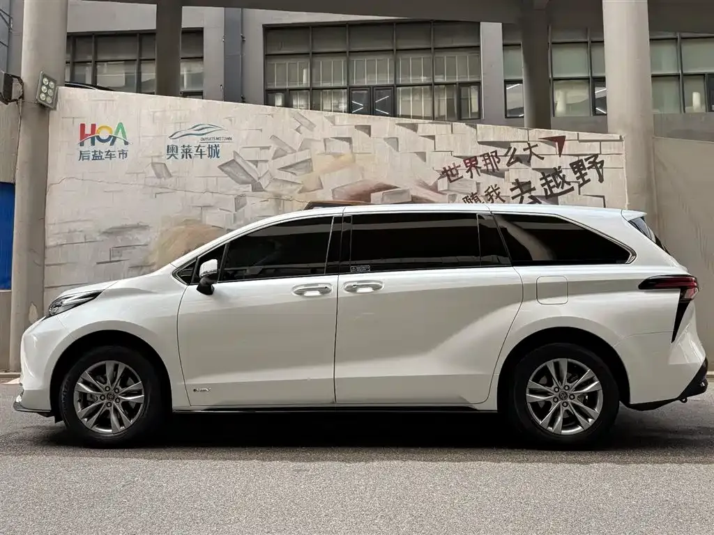Toyota Sienna — фото 8