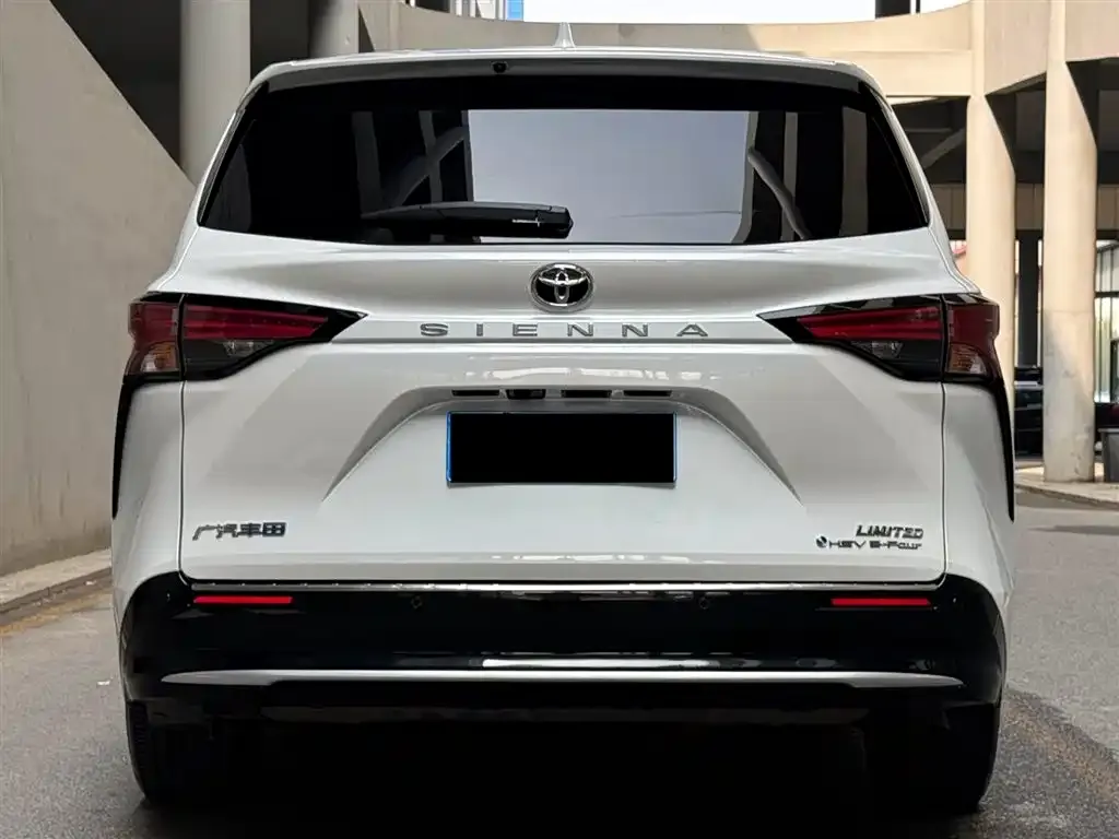 Toyota Sienna — фото 2