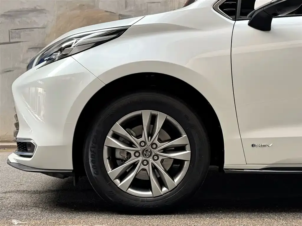 Toyota Sienna — фото 10