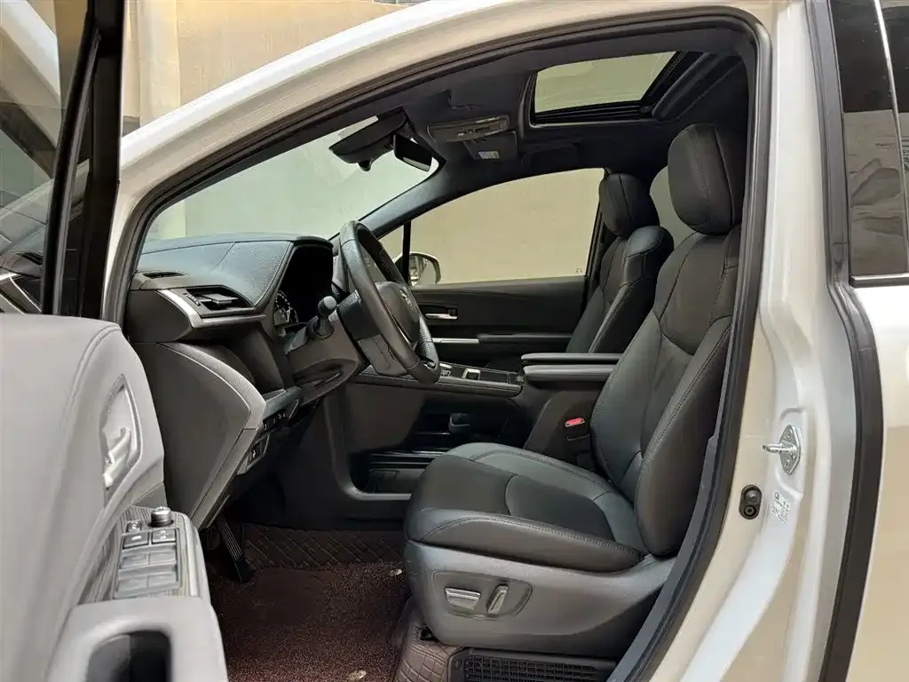 Toyota Sienna — фото 5