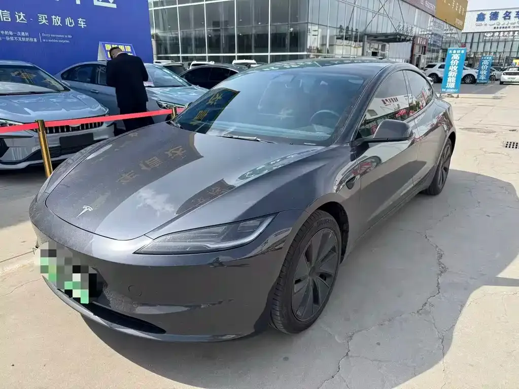 Tesla Model 3 — фото 1