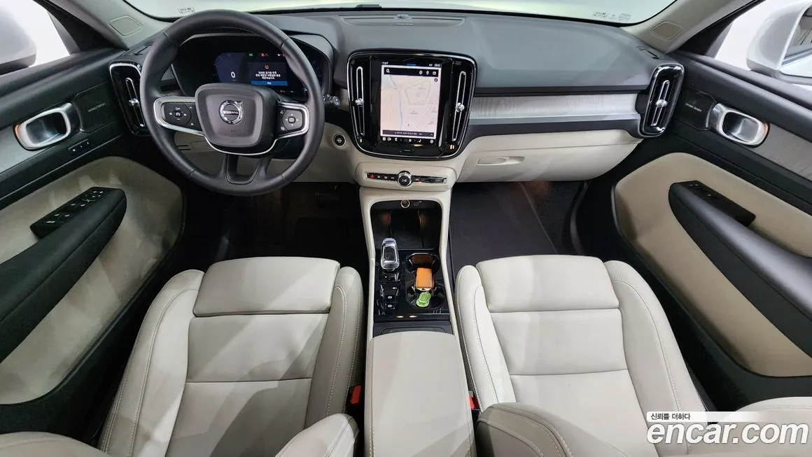 Volvo XC40 — фото 10