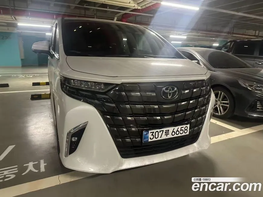 Toyota Alphard — фото 1