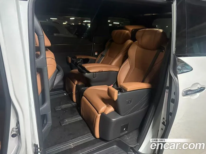 Toyota Alphard — фото 9