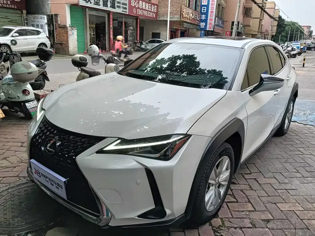 Lexus UX — фото 1