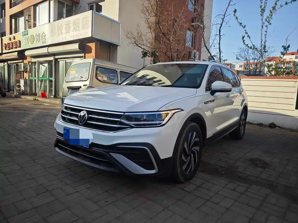 Volkswagen Tiguan L — фото 1