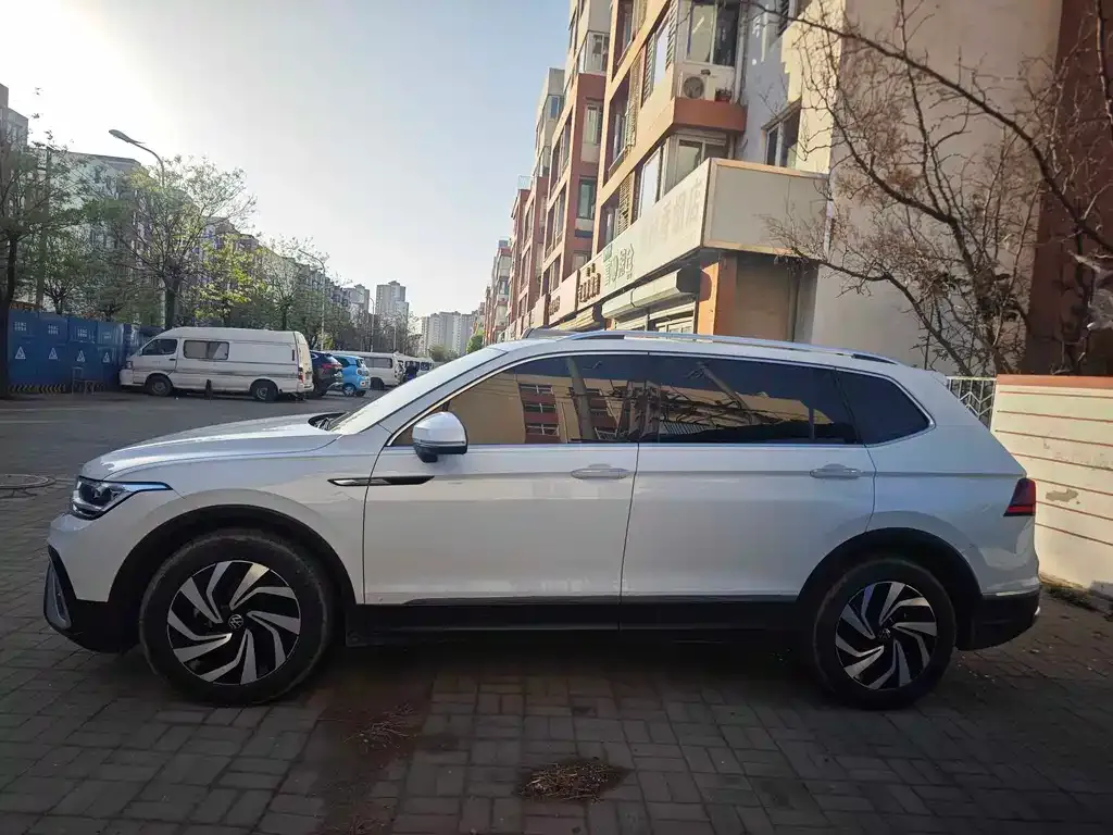 Volkswagen Tiguan L — фото 3