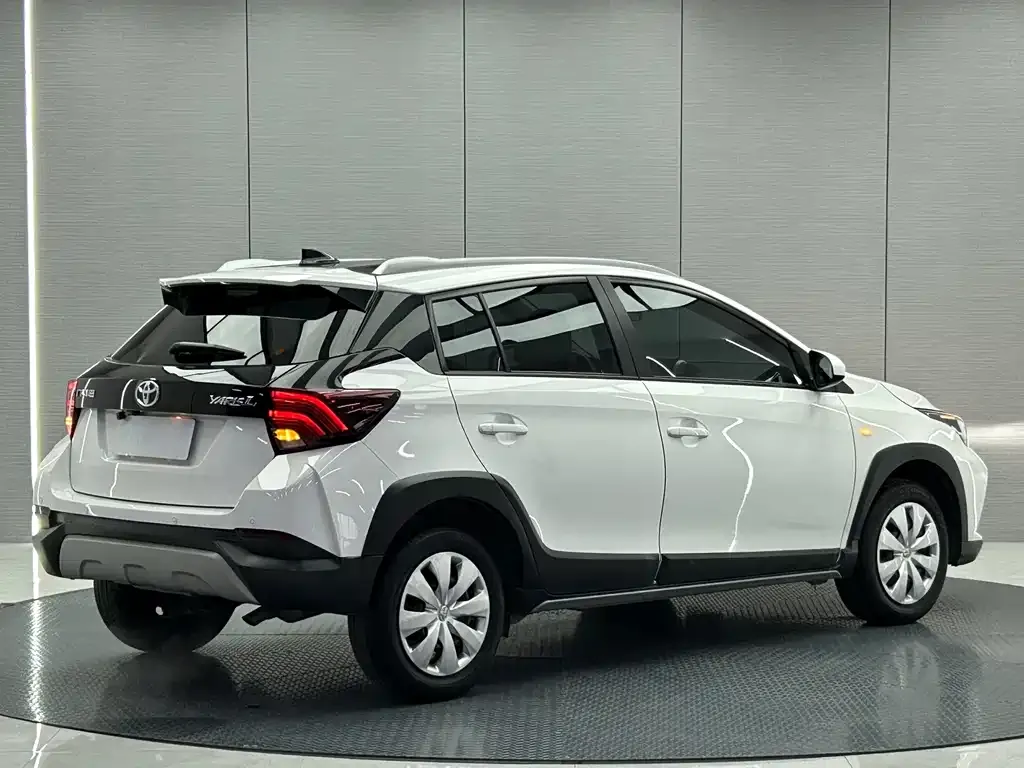 Toyota Yaris L — фото 9