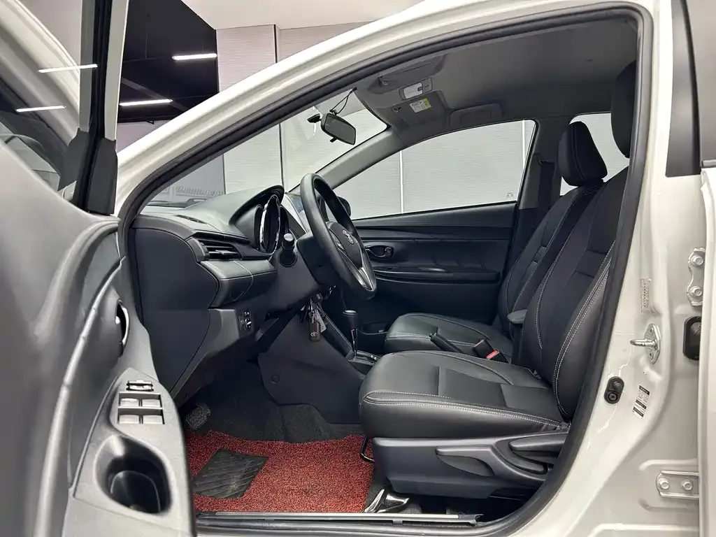 Toyota Yaris L — фото 8