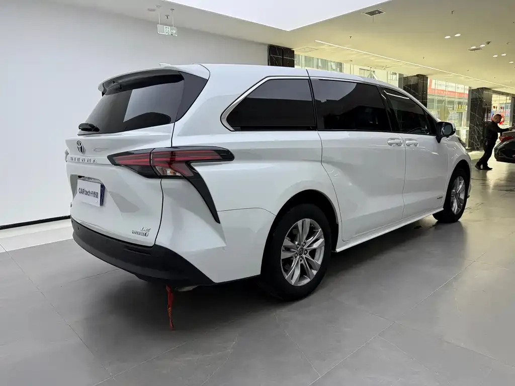 Toyota Sienna — фото 3