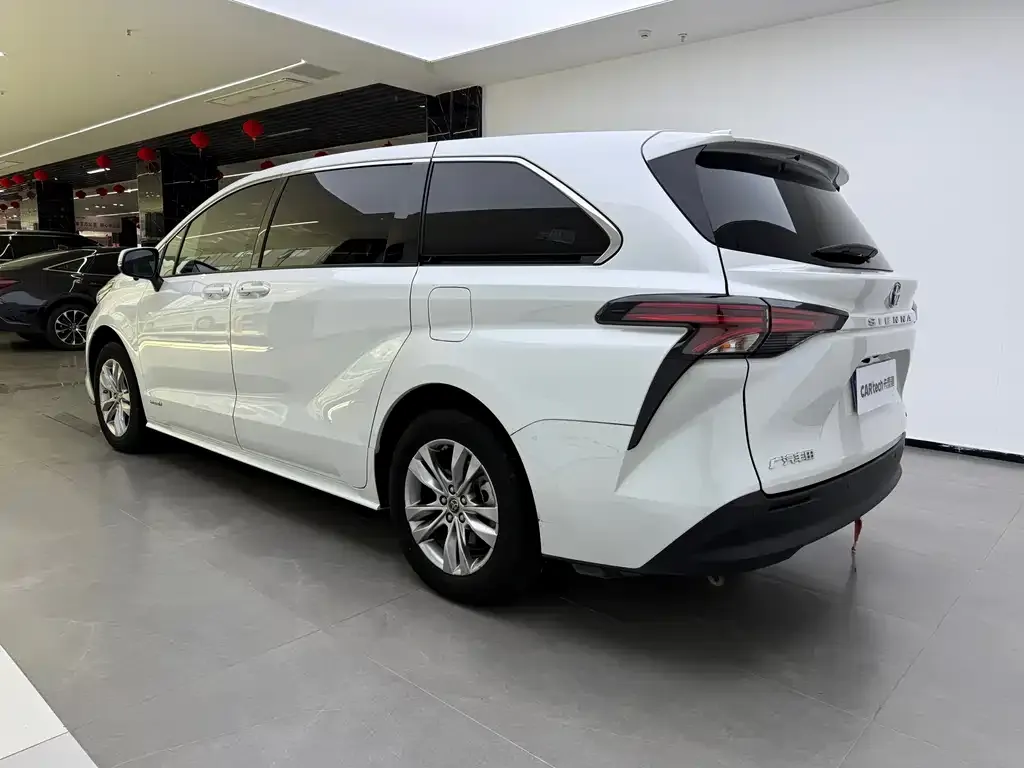 Toyota Sienna — фото 7