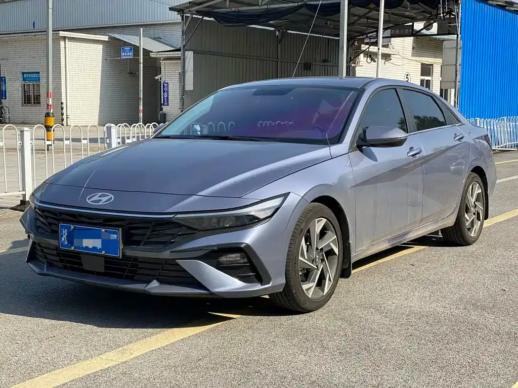 Hyundai Elantra — фото 1