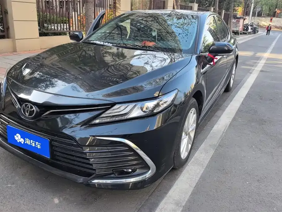 Toyota Camry — фото 1