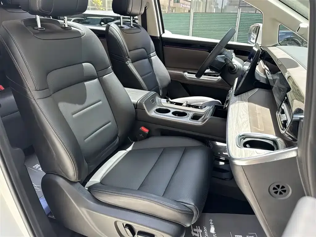 GAC Motor E8 Hybrid — фото 10