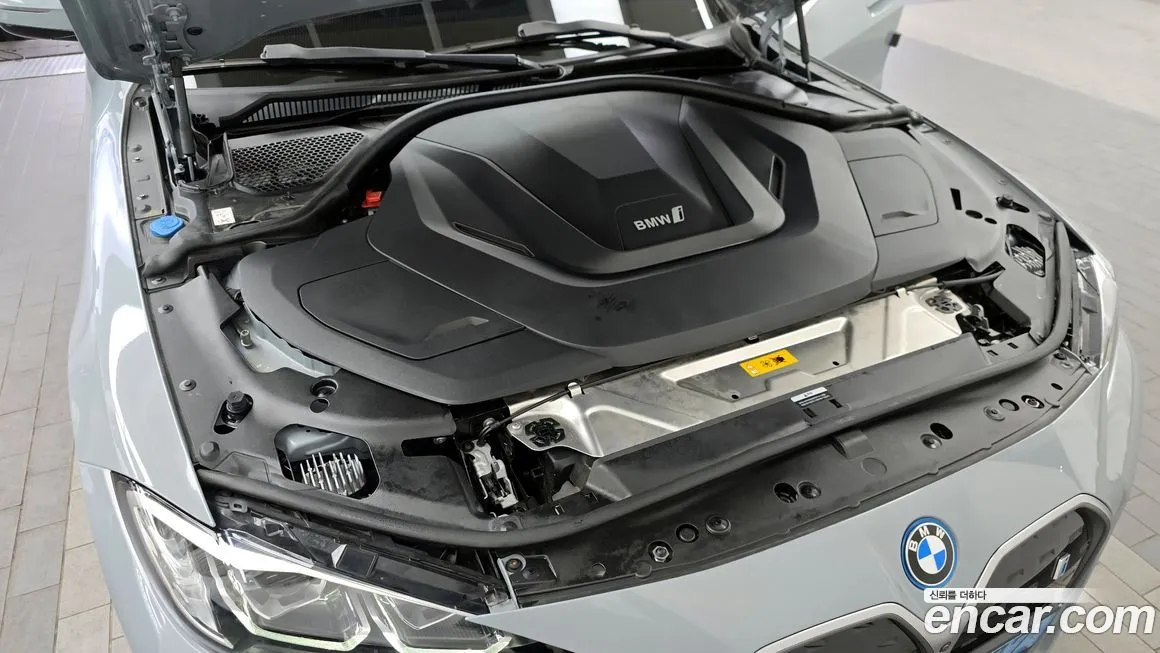 BMW i4 — фото 10