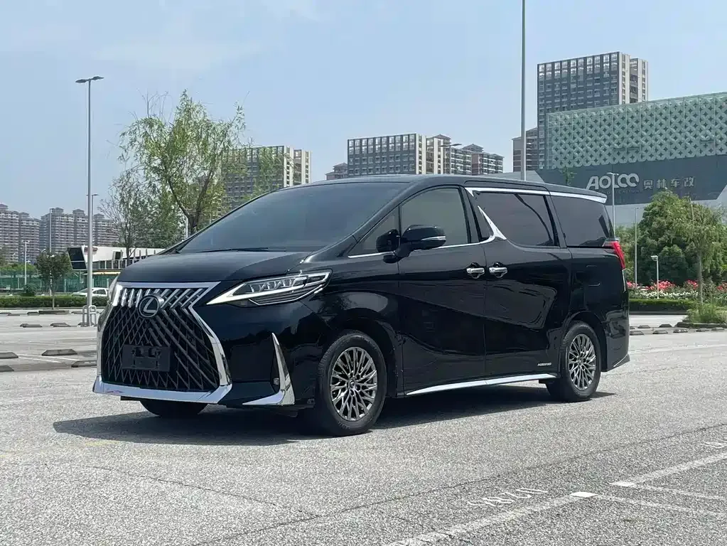 Lexus LM — фото 1