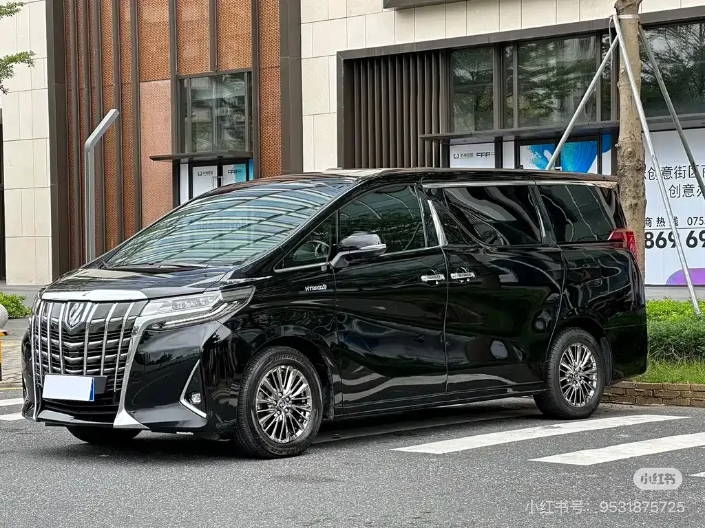 Toyota Alphard — фото 1