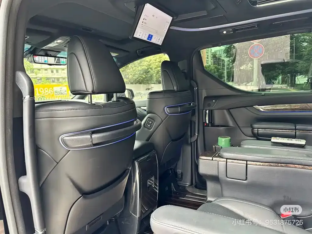 Toyota Alphard — фото 2