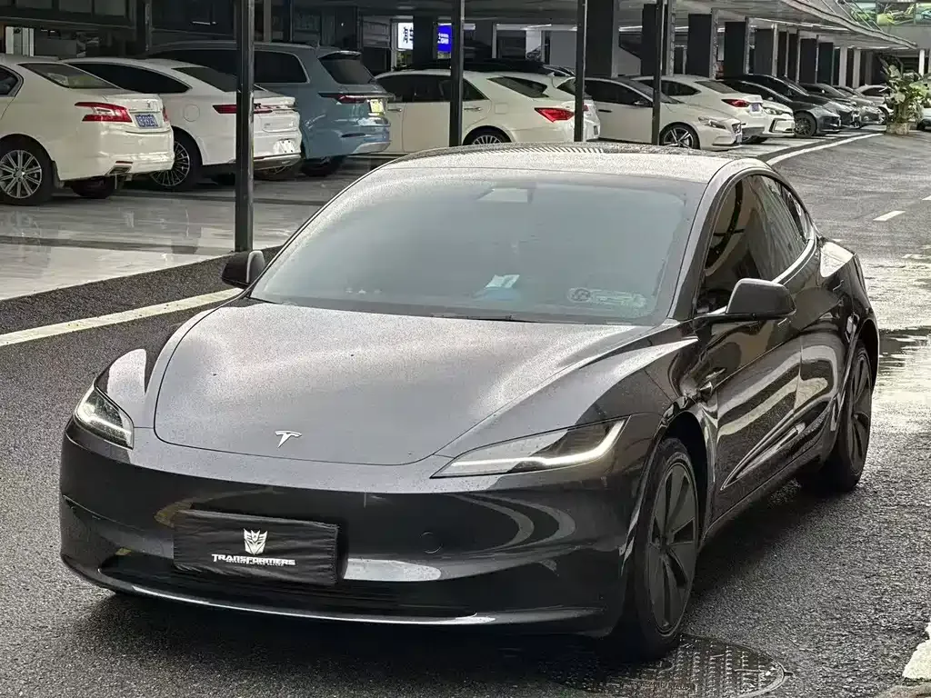 Tesla Model 3 — фото 1