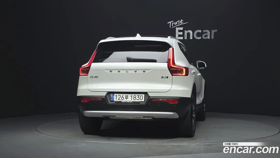 Volvo XC40 — фото 8
