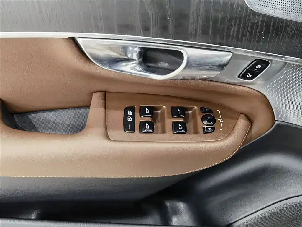 Volvo XC90 — фото 7