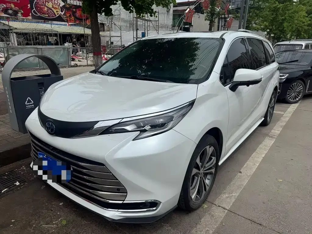 Toyota Sienna — фото 1