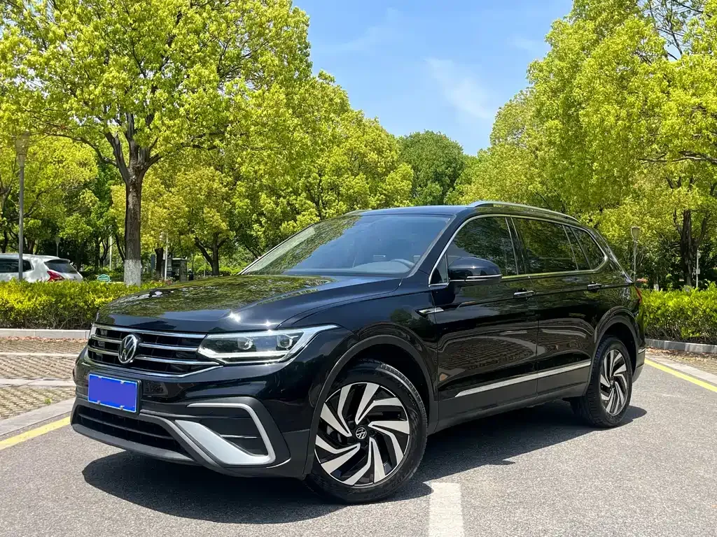 Volkswagen Tiguan L — фото 1