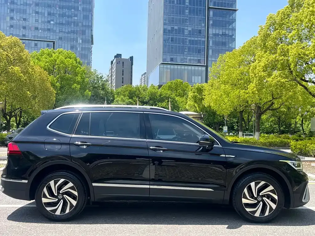 Volkswagen Tiguan L — фото 9