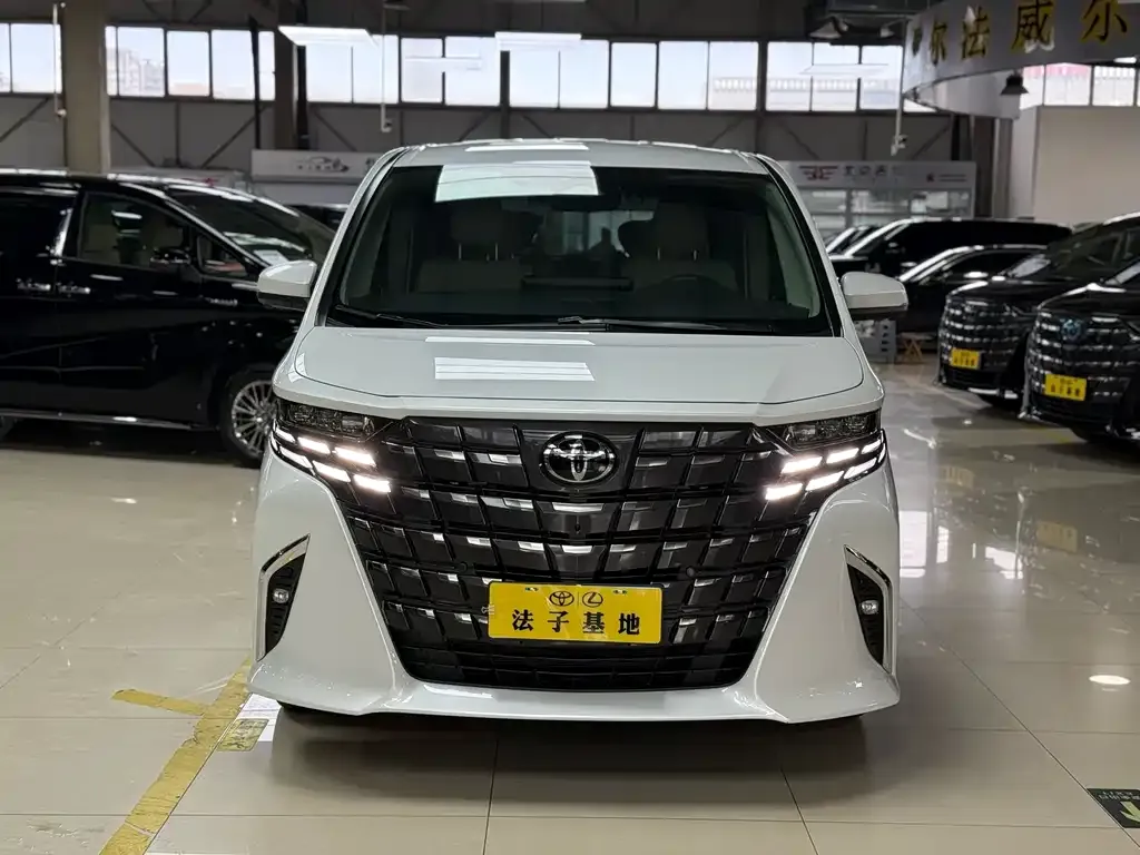 Toyota Alphard — фото 8