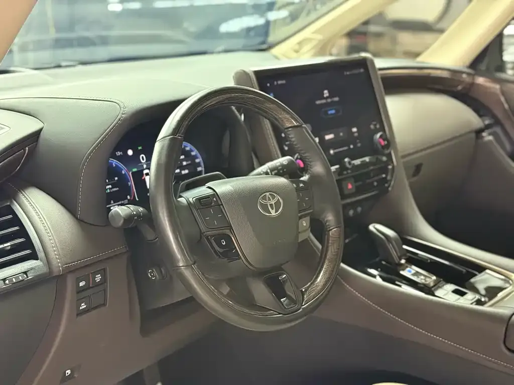 Toyota Alphard — фото 2