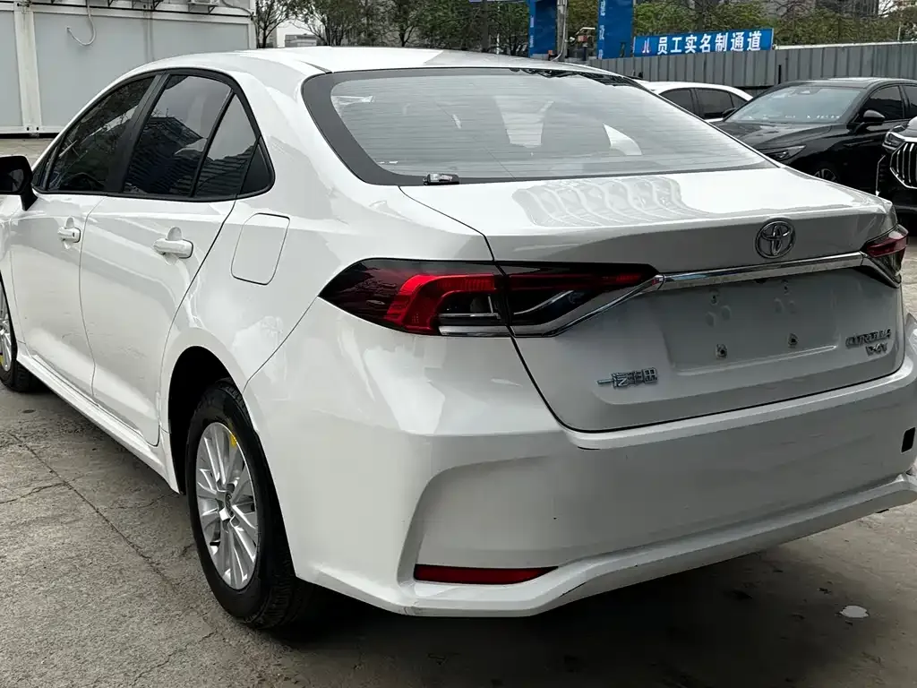 Toyota Corolla — фото 9