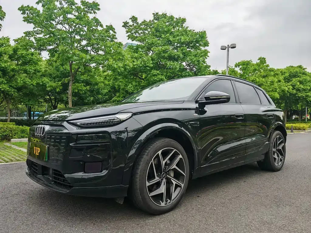 Audi Q6L e-tron — фото 1