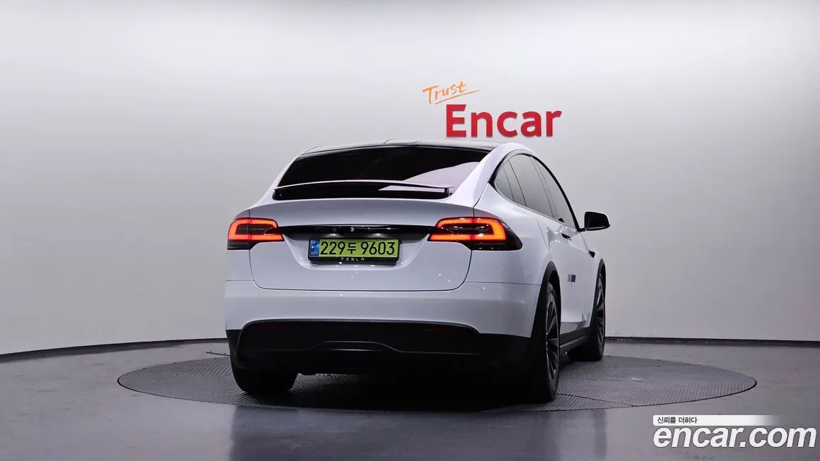 Tesla Model X — фото 4