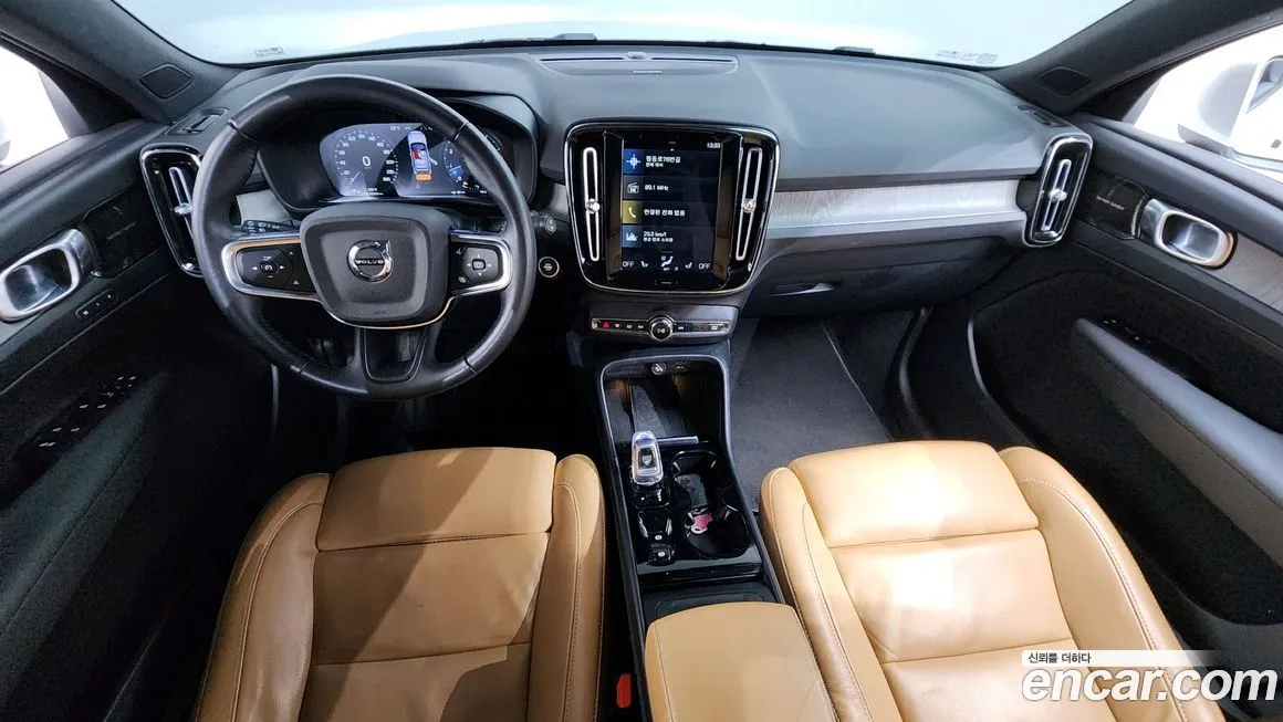 Volvo XC40 — фото 10
