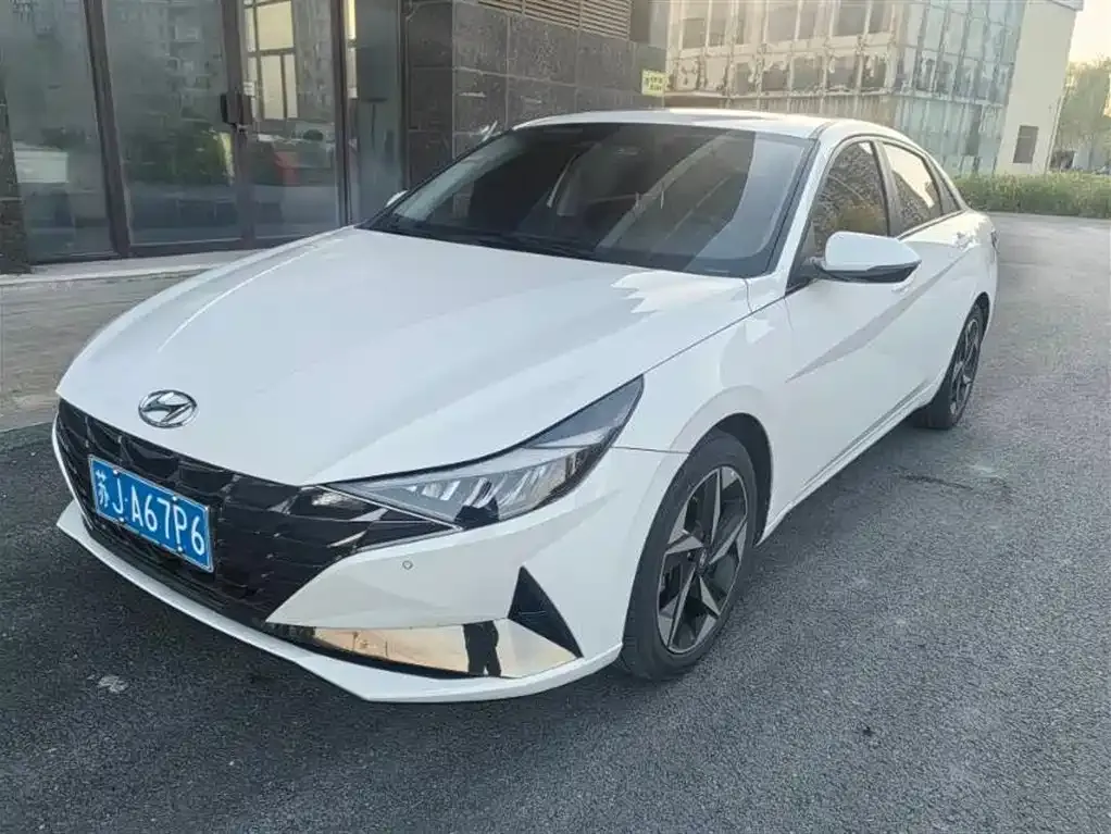 Hyundai Elantra — фото 1