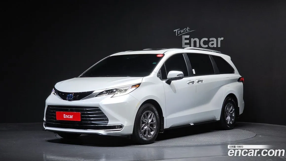 Toyota Sienna — фото 1
