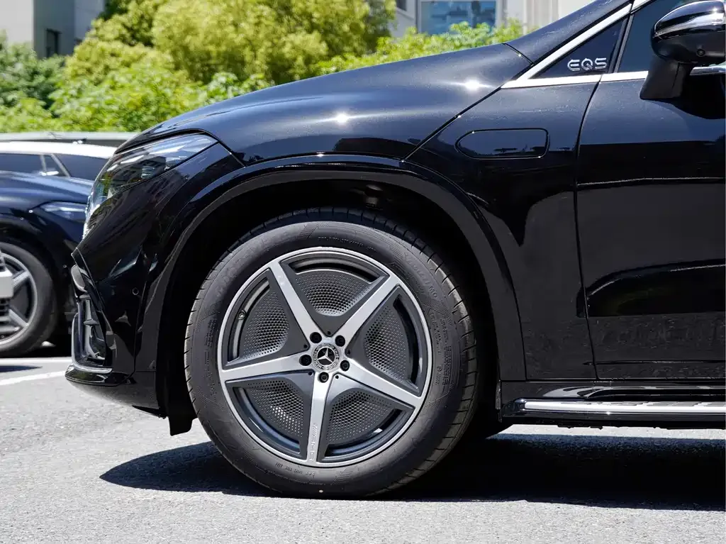 Mercedes-Benz EQS SUV — фото 3