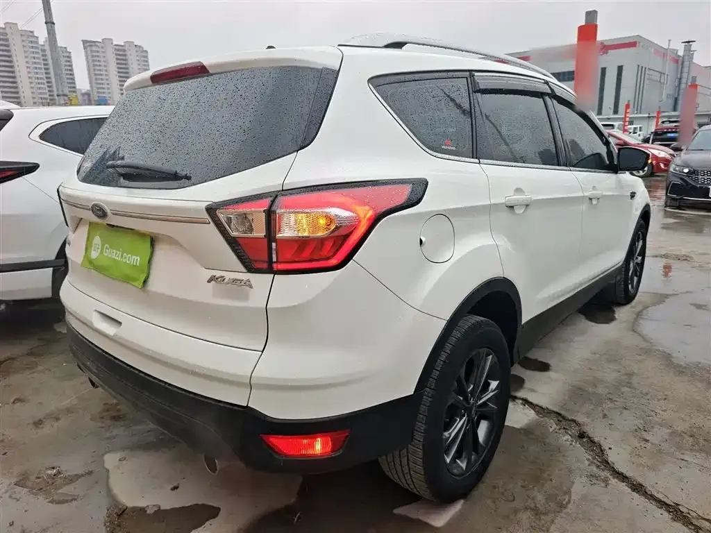 Ford Kuga — фото 10